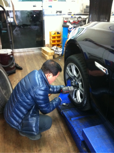 BMW f10 535d 런플렛 타이어로 돌아가기~ bmw 535d 18인치 350M 휠 장착 관련 이미지 4