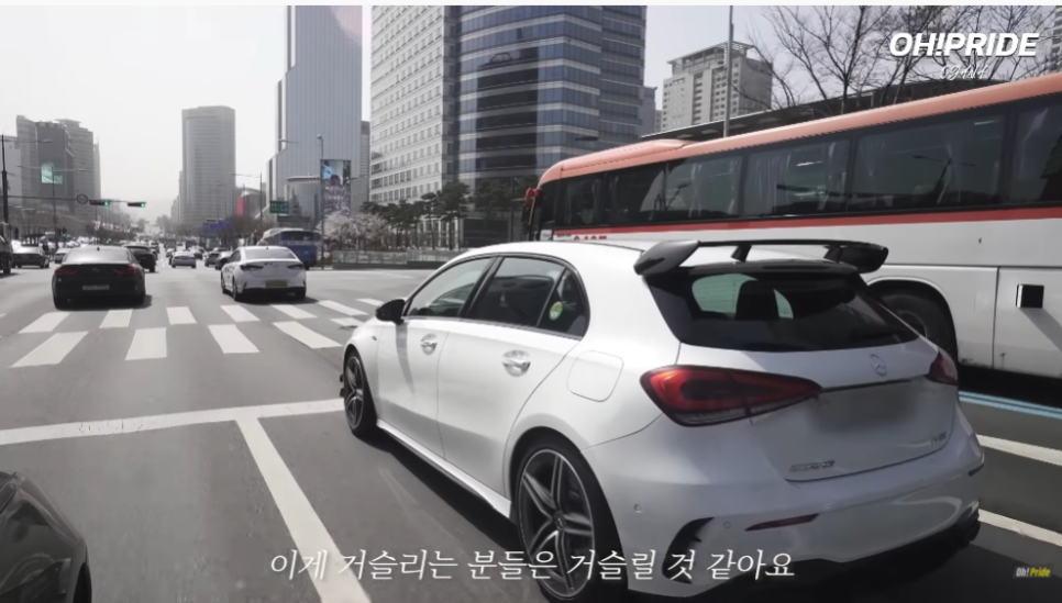 벤츠 A45 AMG 말이 필요 없는 최고의 벤츠 펀카 관련 이미지 12