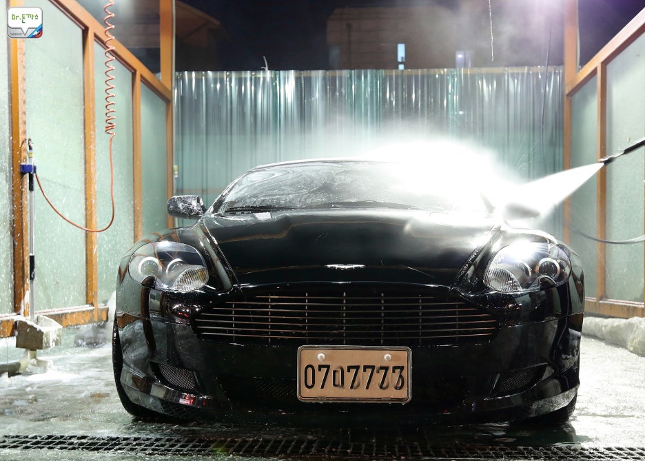 [ 애스턴마틴 db9 ] 위기속에서도 꿋꿋하게 그 명맥을 이어온 영국의 스포츠카! 영화 007시리즈의 본드카! 관련 이미지 4