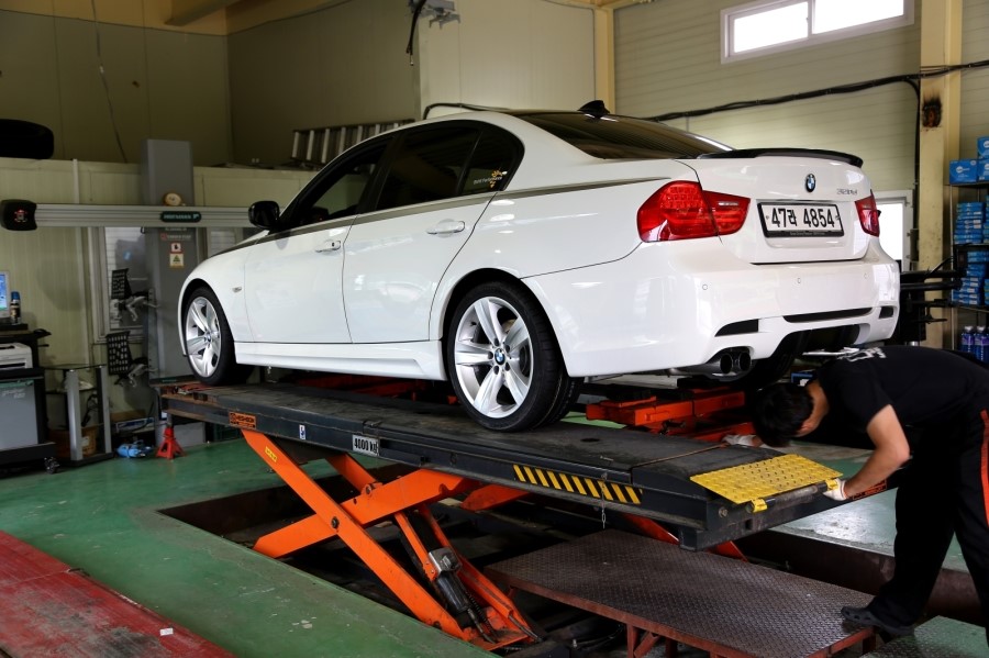 BMW e90 320d 블랙엔 화이트 에디션 하루에 두번 휠 바꾸다!! ( 광명 ez 타이어+ 산본 스타일+ 동판교 맛집+ 커피그리고사람들+브런치) 관련 이미지 27