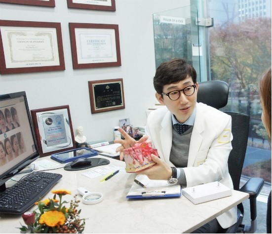 나이 들어 보이는 얼굴, 피부가 아닌 안면근육 변화일 수 있습니다 &ndash; 엠페이스 리프팅의 원리 관련 이미지 5