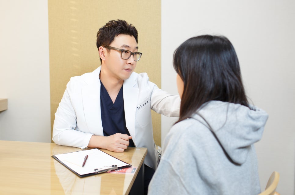 [디바성형외과][알아두면 좋은 성형외과의 모든 것]눈 주위 노화 개선 &lsquo;상∙하안검 및 눈 밑 지방재배치&rsquo; &hellip;맞춤수술 중요 관련 이미지 3