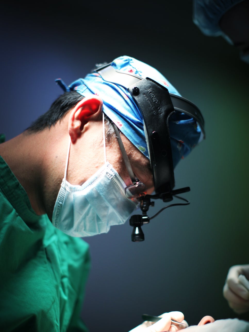 성형외과 통한 중년 눈성형, 노화 정도와 피부 상태 종합적으로 고려해야 관련 이미지 1