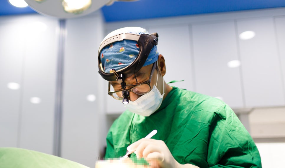 [디바성형외과]성형외과 통한 중년 눈성형, 노화 정도와 피부 상태 종합적으로 고려해야 관련 이미지 3