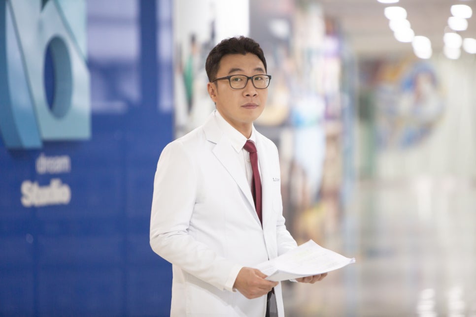 [디바성형외과] [성형외과 시술 제대로 알기]상안검∙하안검 등 중년 눈성형 종류 및 특징은?&hellip;맞춤 수술 중요 관련 이미지 3