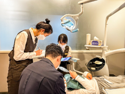 라미네이트 기간 2주 수제작으로 개인의 치아를 고려한 맞춤제작되는 블랙필름 관련 이미지 3