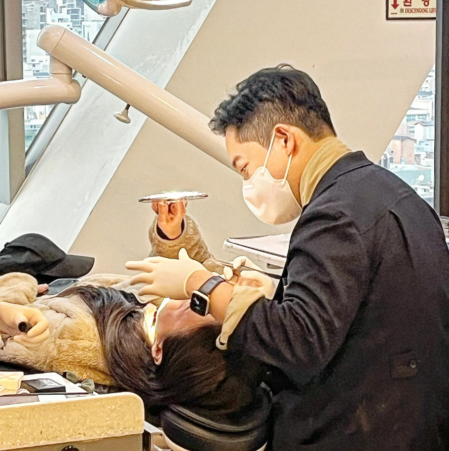 벌어진 치아 라미네이트 치아삭제 일절없는 블랙필름으로 개선가능합니다 관련 이미지 4