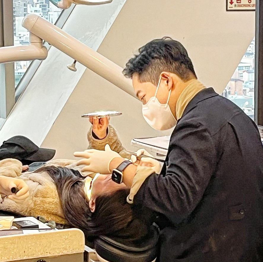 앞니 무삭제 라미네이트 변색치아 블랙필름 시술로 개선완료 관련 이미지 3