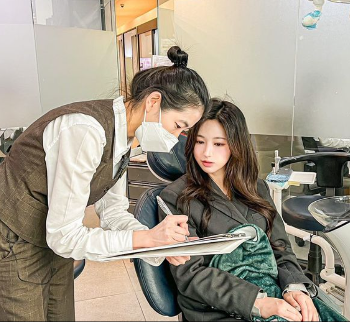 앞니 무삭제 라미네이트 변색치아 블랙필름 시술로 개선완료 관련 이미지 6