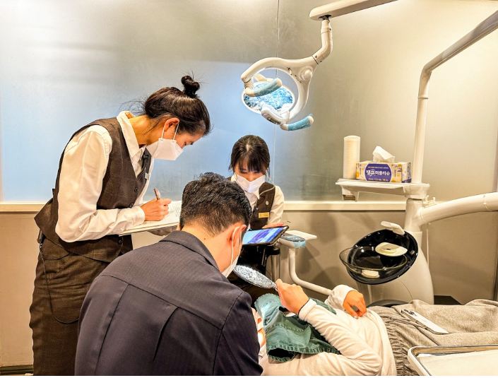 교정 후 라미네이트 치아삭제 없는 블랙필름 관련 이미지 4