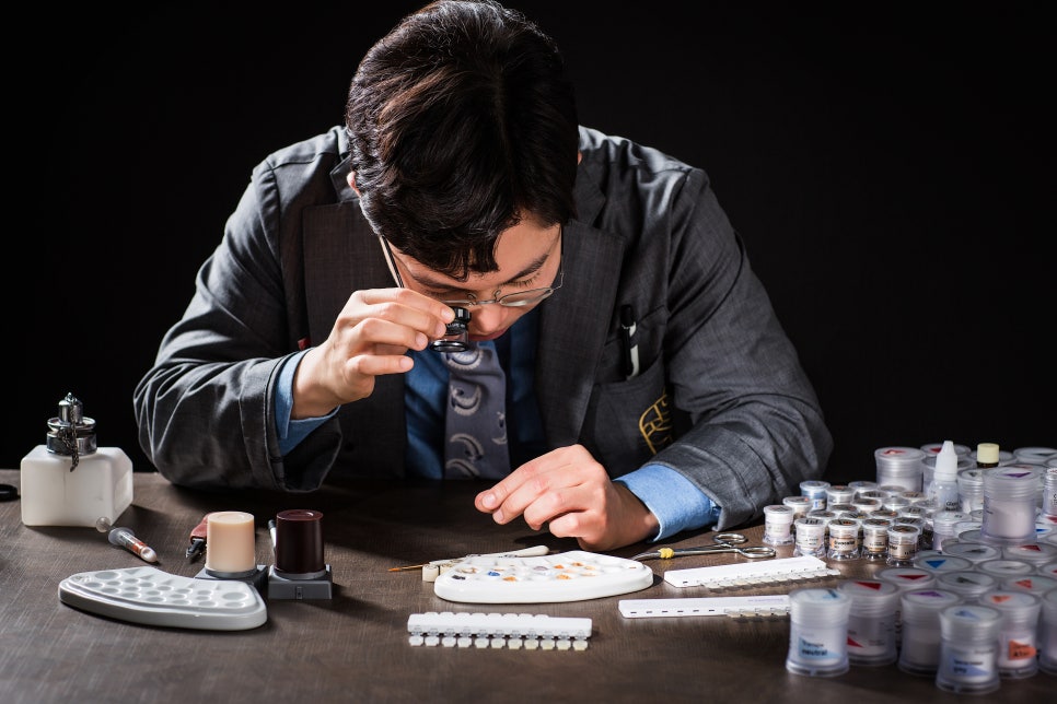 앞니 무삭제 라미네이트 변색치아 블랙필름 시술로 개선완료 관련 이미지 1