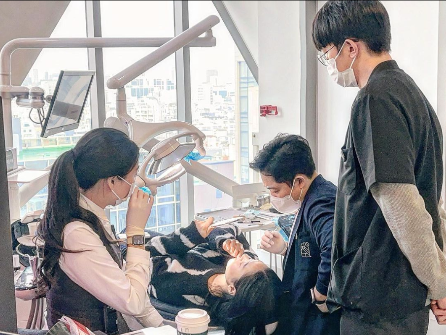 붙이는 라미네이트 블랙필름 2번 방문으로 완성하는 치아성형 관련 이미지 3