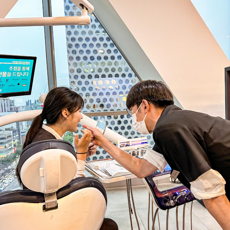 앞니 무삭제 라미네이트 변색치아 블랙필름 시술로 개선완료 관련 이미지 4