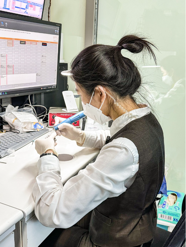 라미네이트 기간 2주 수제작으로 개인의 치아를 고려한 맞춤제작되는 블랙필름 관련 이미지 4