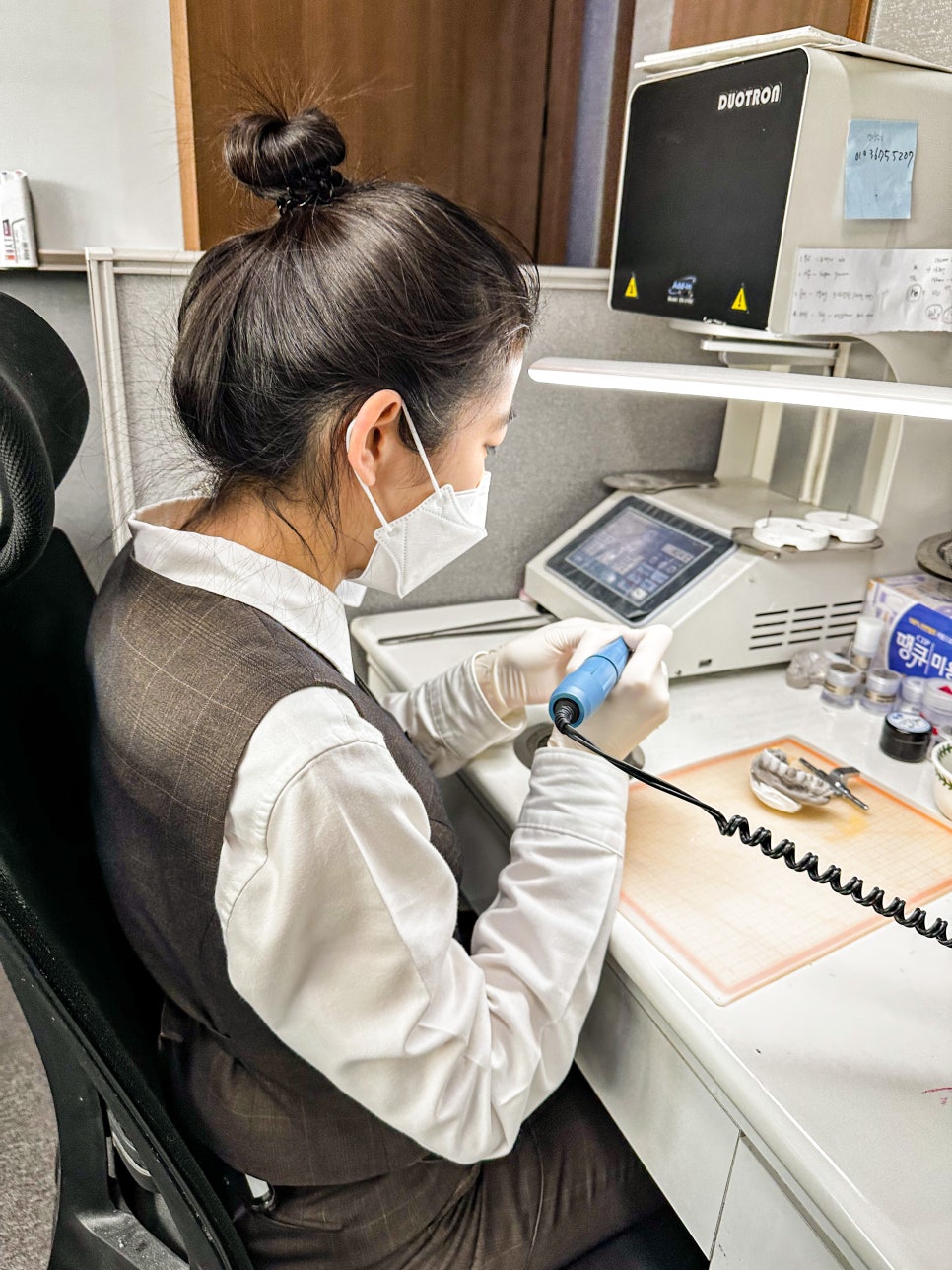 라미네이트 기간 2주 수제작으로 비스포크 맞춤제작되는 블랙필름 관련 이미지 3