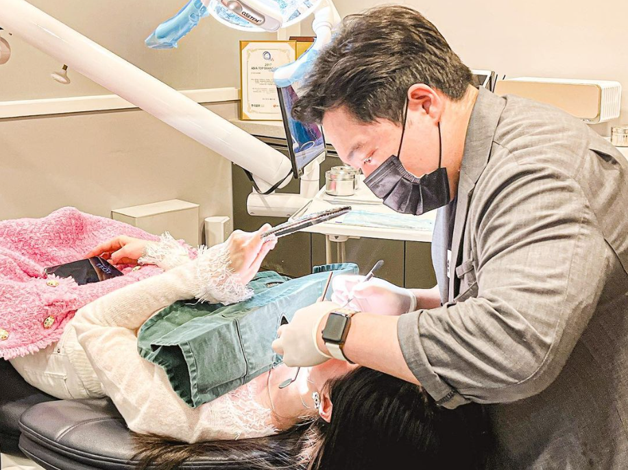 무삭제 라미네이트 재부착 시술도 진행하는 심미치과 2D치과 관련 이미지 3