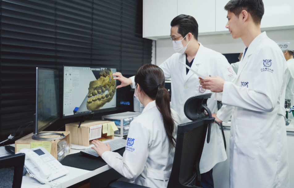 앞니 크라운 교체 시점, 앞니 크라운 수명이 아니라 &lsquo;이 기준&rsquo;입니다. 관련 이미지 3