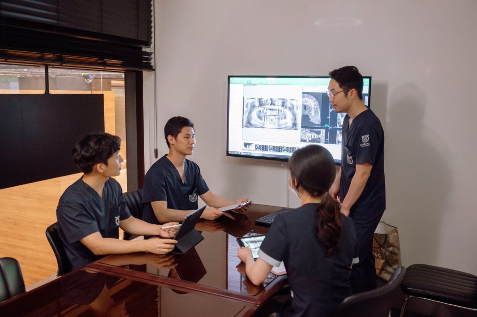 앞니 블랙트라이앵글 치료 : 레진 VS 비니어큐브 VS 교정 가이드 관련 이미지 1
