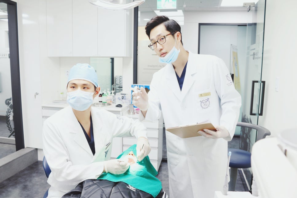 덧니 라미네이트 VS 덧니치아교정, 이 글로 고민 끝내드립니다 관련 이미지 1