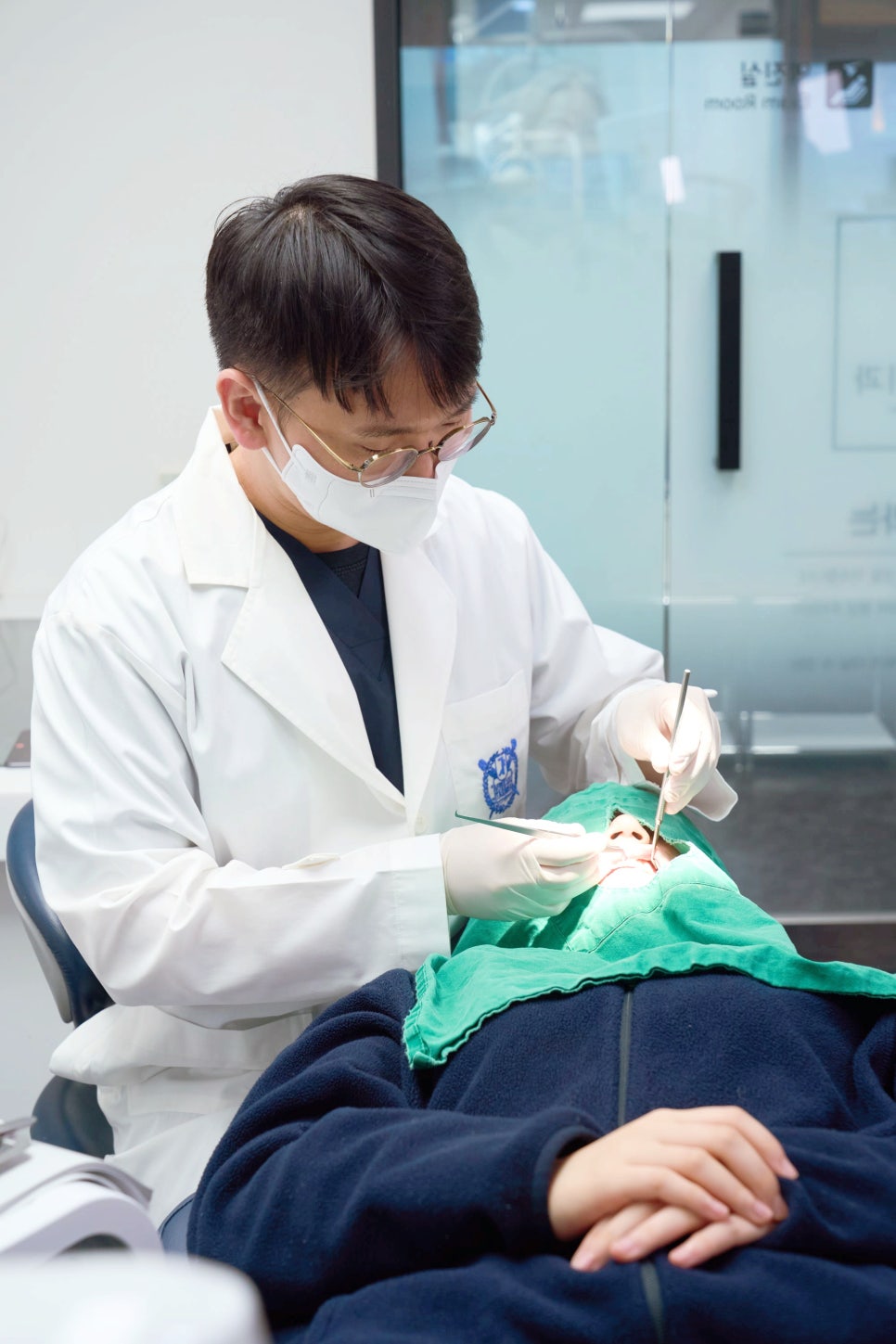 Why 30s Dental Correction Is Necessary and How to Straighten Your Teeth Without Drawing Attention image 5