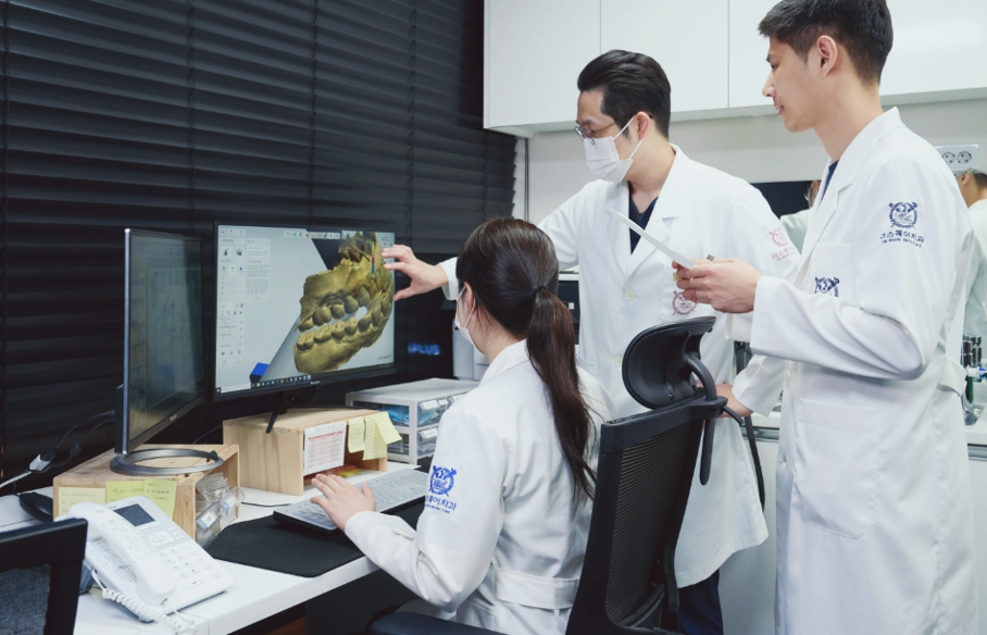 어금니 보철 전, 오버레이크라운 먼저 확인해 보세요. 관련 이미지 1