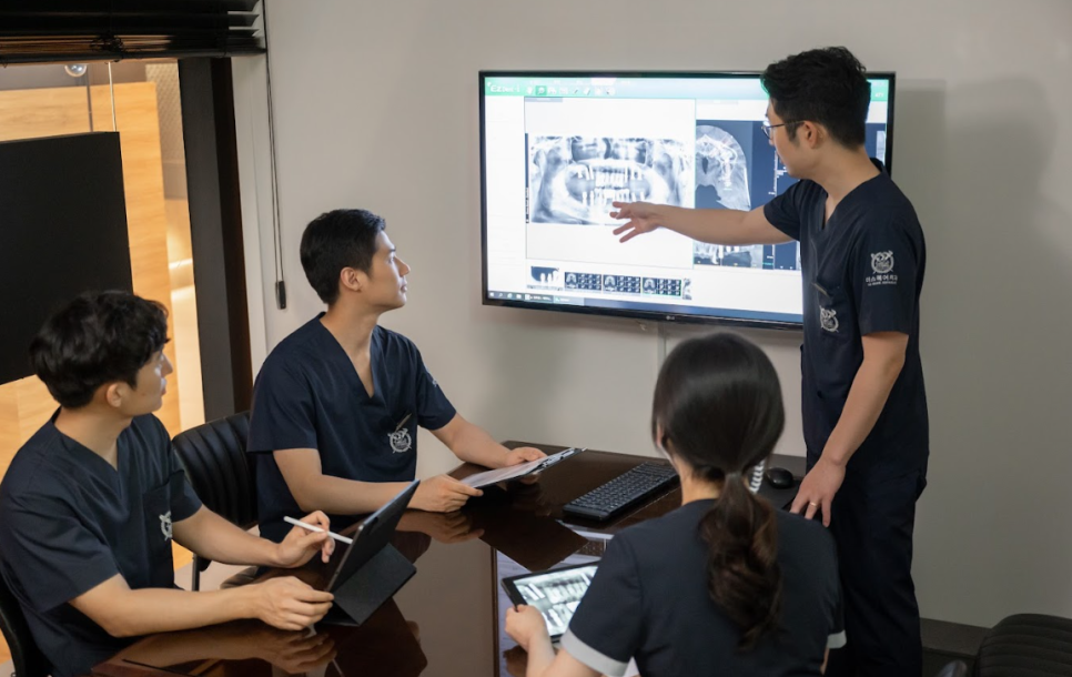 앞니 벌어짐 레진&middot;보철&middot;교정? 상황별 적용 기준을 정리했습니다 관련 이미지 5