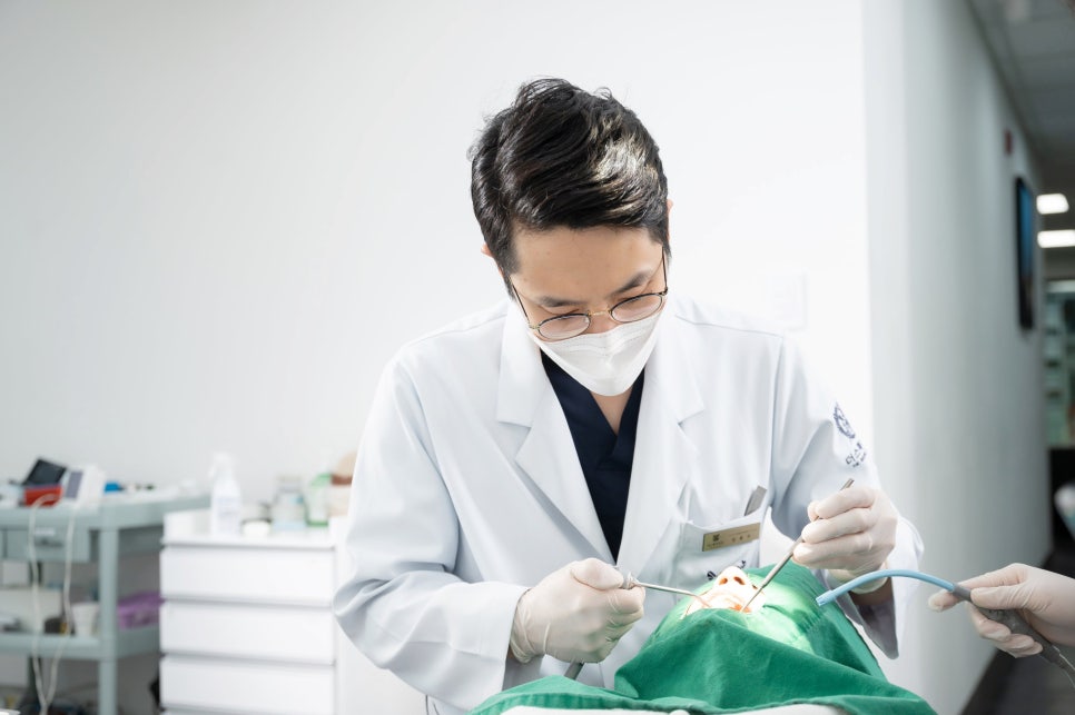 Complete Comparison of Tooth Crack Symptoms: Resin vs. Crown image 9