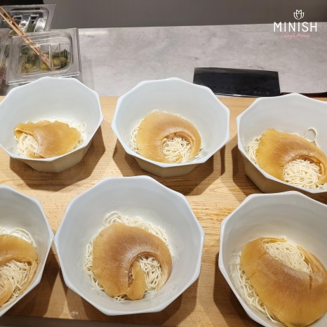 Why Did Chairman Chung Yong-jin of Shinsegae Invite the Minish Dental Hospital Directors to Yongginious Kitchen? image 20