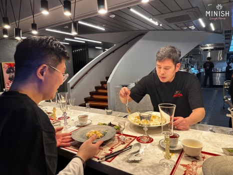 Why Did Chairman Chung Yong-jin of Shinsegae Invite the Minish Dental Hospital Directors to Yongginious Kitchen? image 23