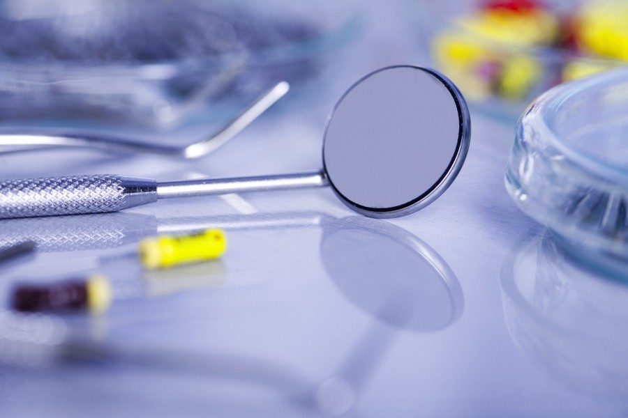 What’s the Difference Between Cosmetic Veneers and Treatment-Oriented Minishe? image 3