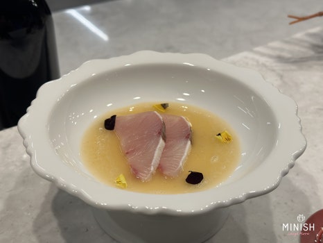 Why Did Chairman Chung Yong-jin of Shinsegae Invite the Minish Dental Hospital Directors to Yongginious Kitchen? image 8