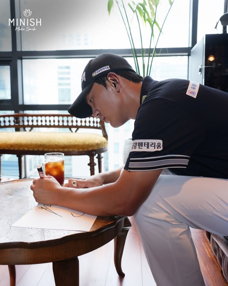 Professional golfer Ok Tae-hun signs an official sponsorship agreement with Minish Dental Hospital! image 3
