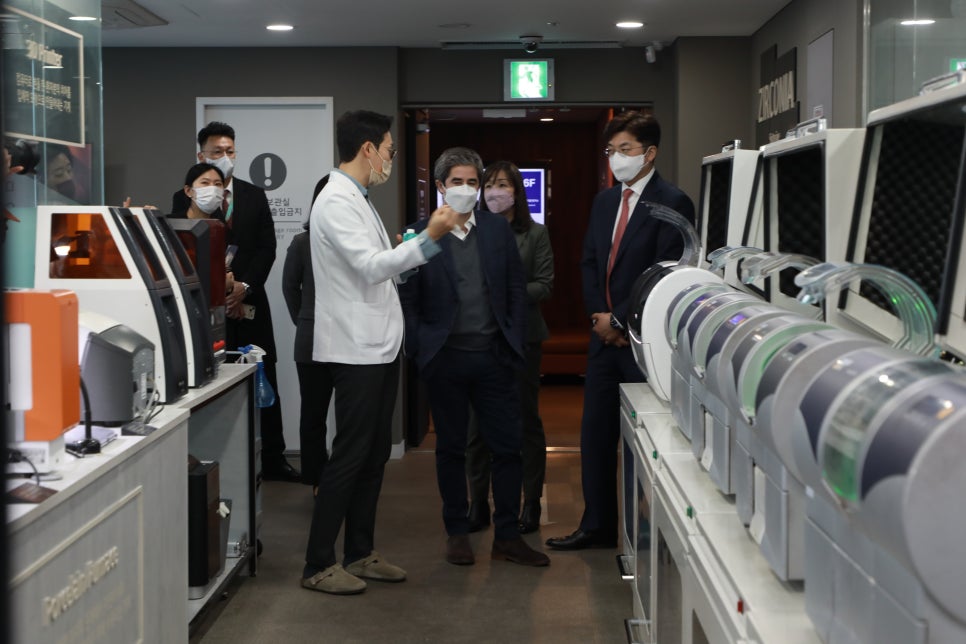 Which Korean Dental Hospital Has Been Recognized by Global Companies Like L'Oréal, 3M, and Vinmec? image 11