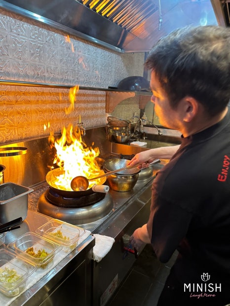 Why Did Chairman Chung Yong-jin of Shinsegae Invite the Minish Dental Hospital Directors to Yongginious Kitchen? image 7