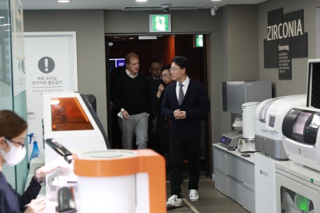 Which Korean Dental Hospital Has Been Recognized by Global Companies Like L'Oréal, 3M, and Vinmec? image 9