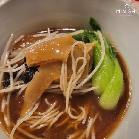 Why Did Chairman Chung Yong-jin of Shinsegae Invite the Minish Dental Hospital Directors to Yongginious Kitchen? image 17