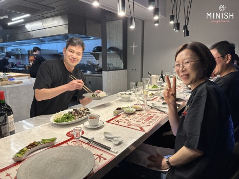 Why Did Chairman Chung Yong-jin of Shinsegae Invite the Minish Dental Hospital Directors to Yongginious Kitchen? image 24