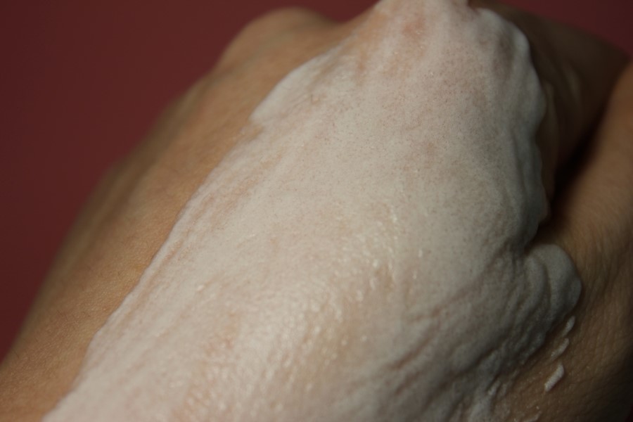 곡물필링폼 세안과 각질제거가 한번에 되는 퍼펙트 고마쥬 클렌저 관련 이미지 13