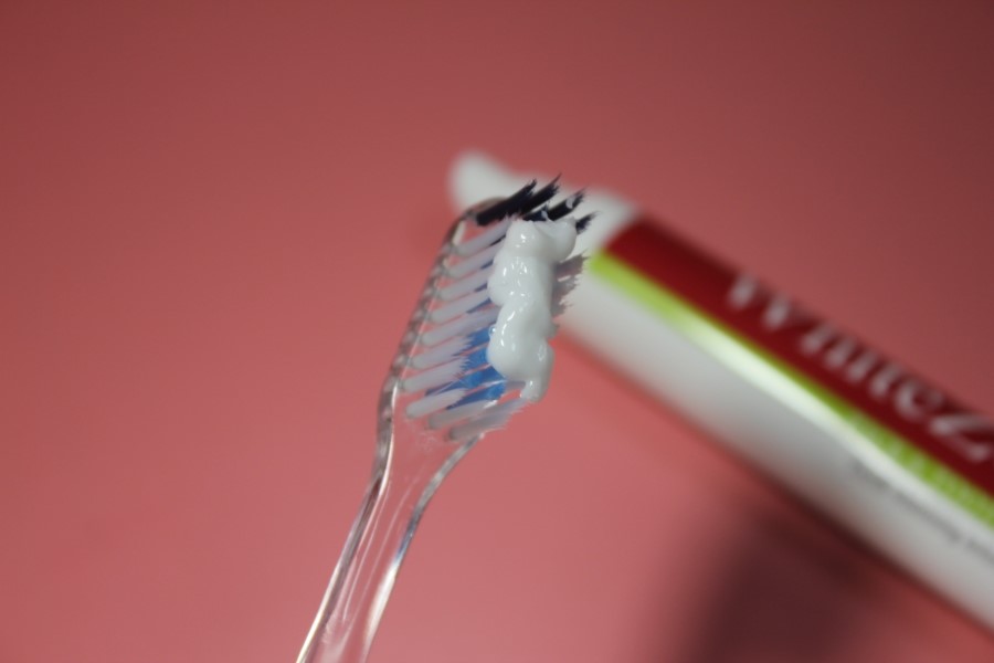 치아미백가격 집에서 치약 하나로 본전 뽑아볼까 관련 이미지 14