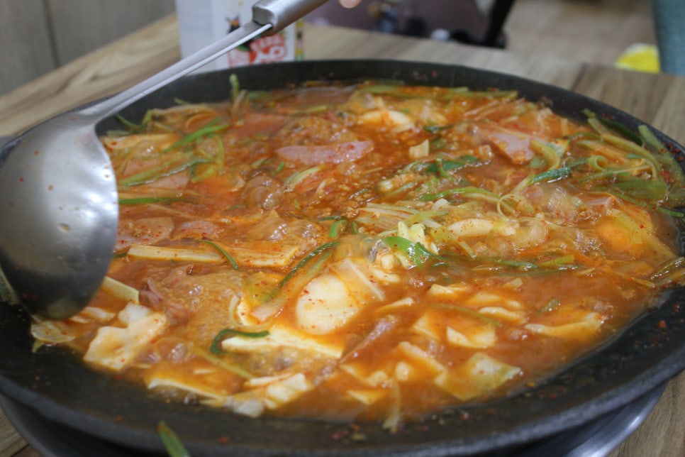 영통동맛집 무쇠가마솥에 끓여주는 이가부대찌개 관련 이미지 13