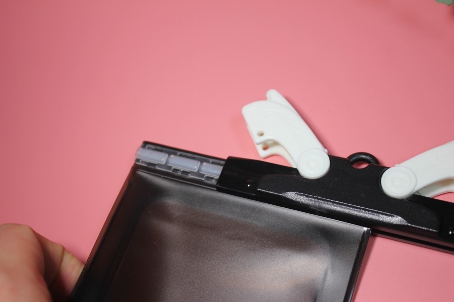 과격한 장시간 물놀이에도 끄떡없는 유픽스 방수팩 관련 이미지 12