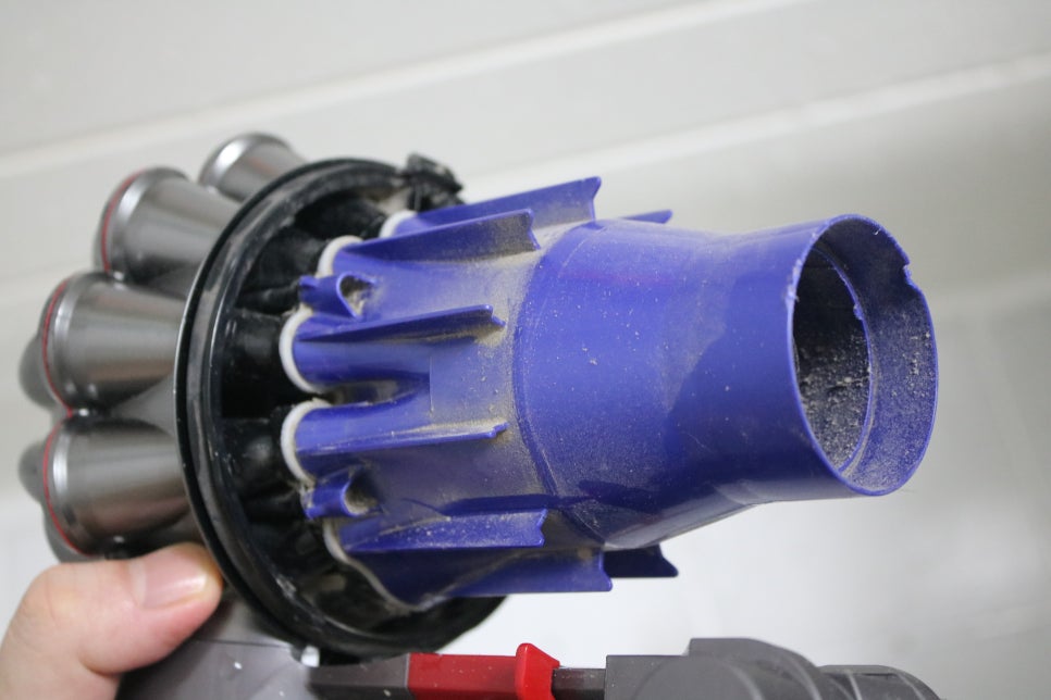 다이슨 무선청소기 냄새나서 분해청소 생각보다 쉬웠던 후기 관련 이미지 18