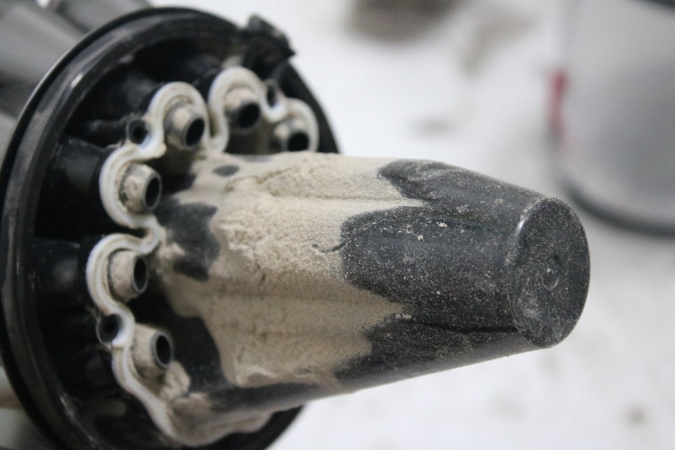 다이슨 무선청소기 냄새나서 분해청소 생각보다 쉬웠던 후기 관련 이미지 24