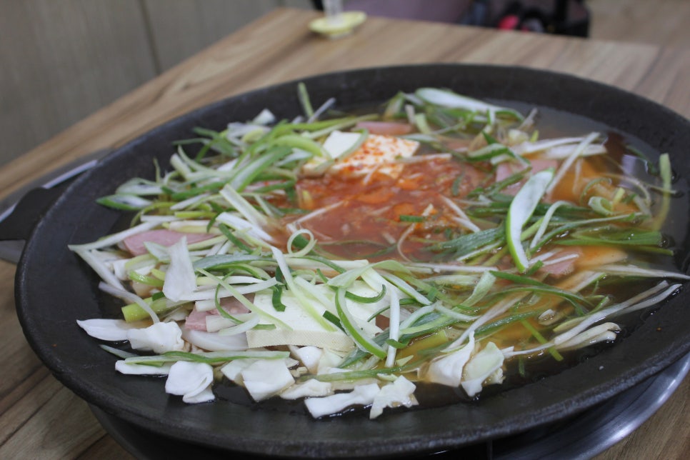 영통동맛집 무쇠가마솥에 끓여주는 이가부대찌개 관련 이미지 6