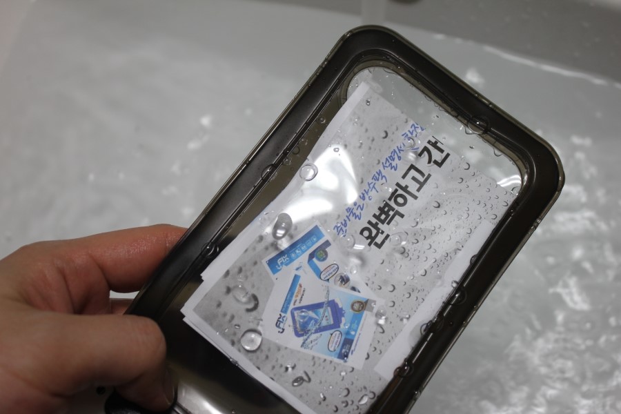 과격한 장시간 물놀이에도 끄떡없는 유픽스 방수팩 관련 이미지 16