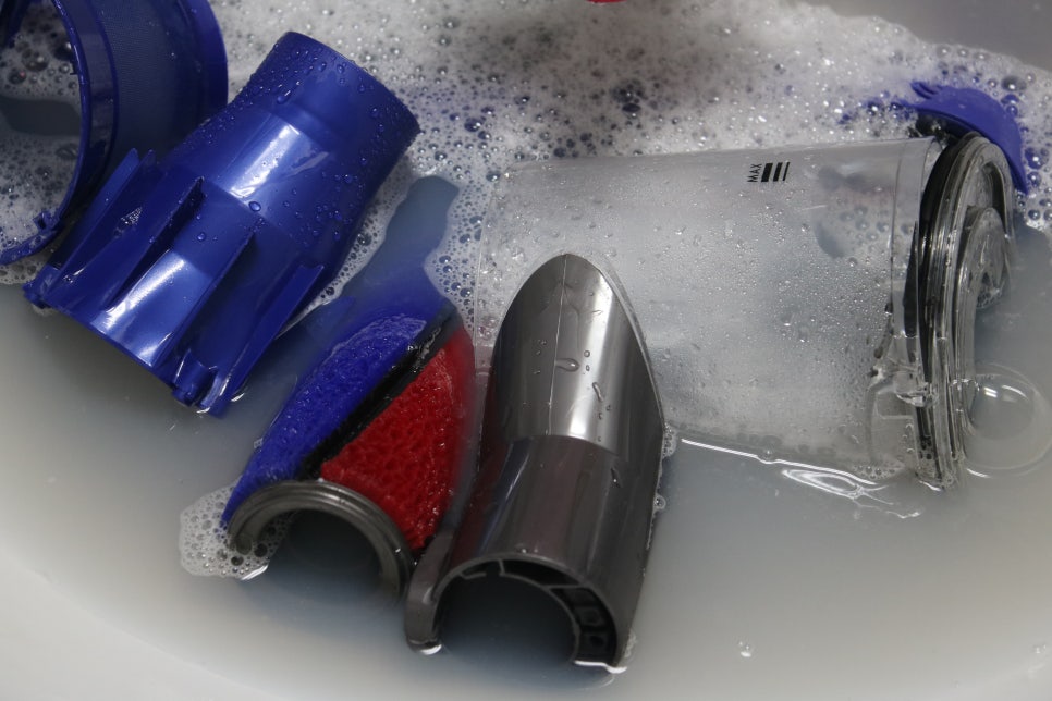 다이슨 무선청소기 냄새나서 분해청소 생각보다 쉬웠던 후기 관련 이미지 25