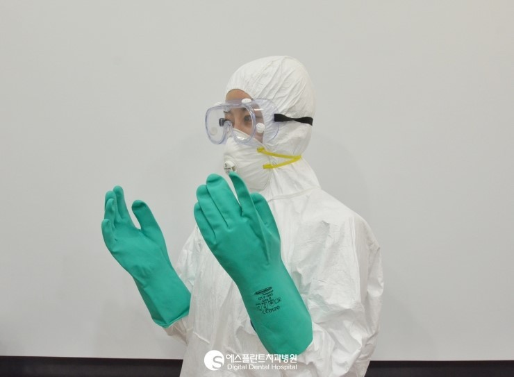 [치과병원 감염관리] 감염장비 "방호복과 마스크 착용"으로 철저한 감염 관리를 하고 있어요! 관련 이미지 2