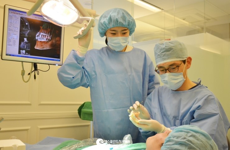 [강남임플란트치과] 즉시식립 임플란트는 3D 아나토마지 가이드 임플란트로! 관련 이미지 1