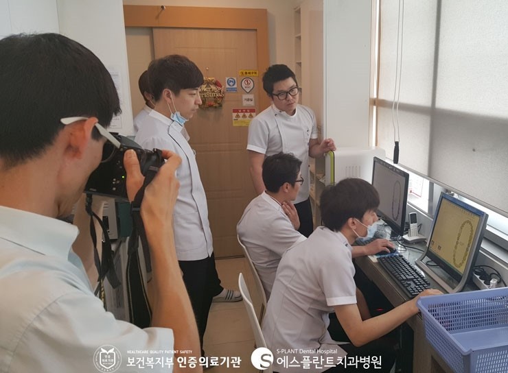 [에스플란트 치과병원] 환자분들의 미소를 조각하는 에스플란트 치과병 원 기공실 - 치과 매거진 인터뷰 관련 이미지 3