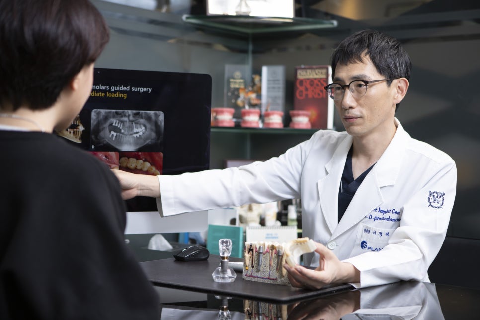 앞니가 부러진 환자분에게 심미성 높은 앞니 임플란트를 관련 이미지 9
